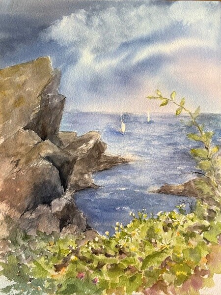 Akvarellmålning av klippor vid havet med segelbåtar i fjärran och blommor i förgrunden under en dramatisk himmel.
