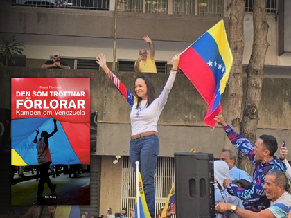 Kvinna håller Venezuelas flagga på demonstration, bokomslag om Venezuela syns i hörnet.