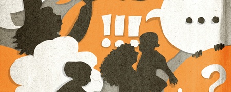 Silhuetter av människor omgivna av pratbubblor med frågetecken, utropstecken och citattecken i orange och vitt.