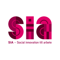 Logotyp med texten 'SIA – Social innovation till arbete' i rosa och vinröda nyanser på vit bakgrund.
