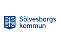 Logotyp för Sölvesborgs kommun med blå text och sköldsymbol på vit bakgrund.