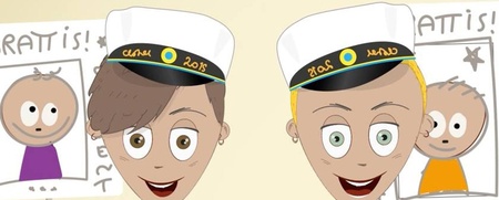 Två tecknade personer i studentmössor håller skyltar med barnbilder och texten 'Grattis!'.