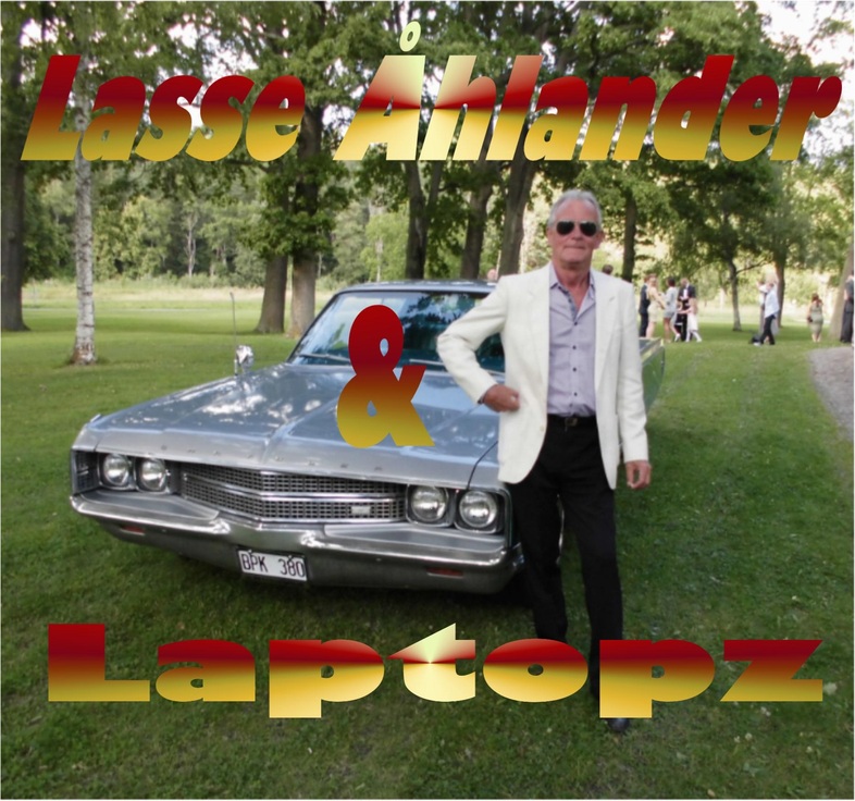 Man i vit kavaj står framför en klassisk bil i parkmiljö. Text: Lasse Ahlander & Laptopz.