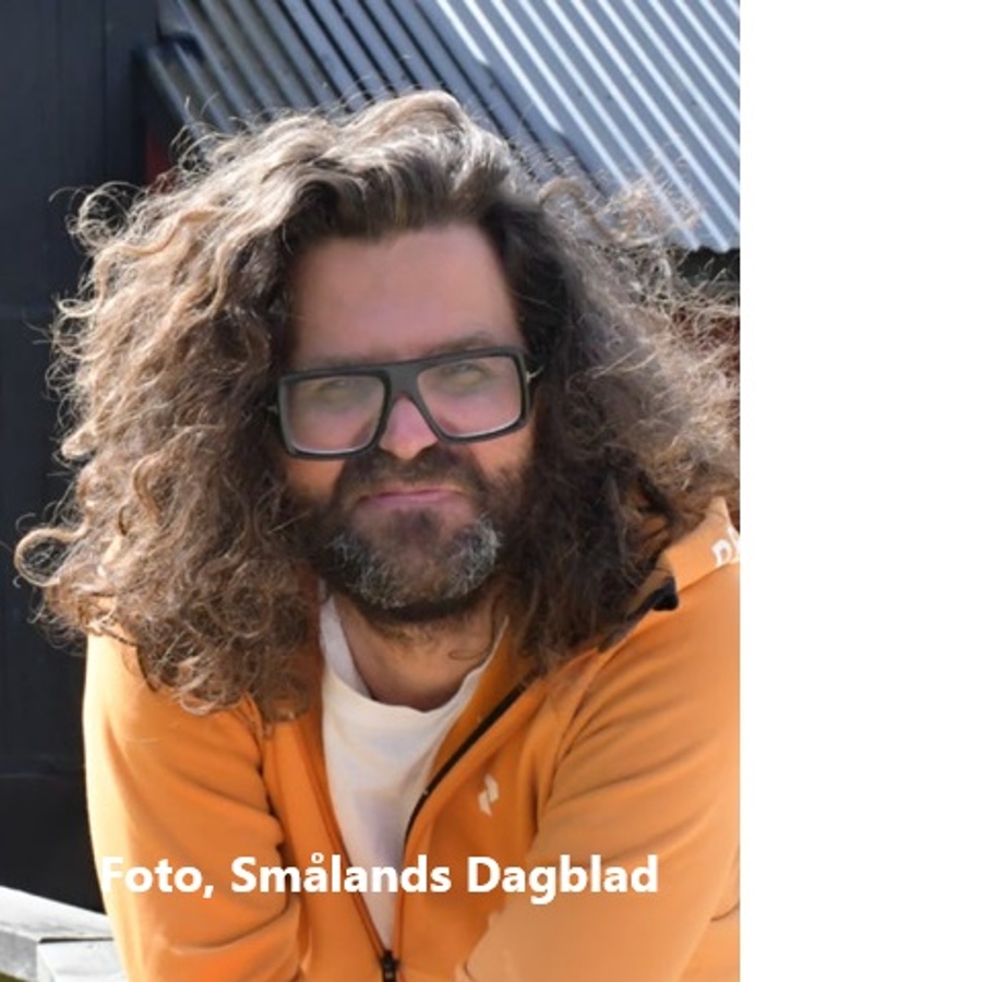 Person i orange jacka lutar sig mot ett räcke utomhus, ansiktet är suddat. Text: Foto, Smålands Dagblad.