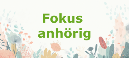 Texten 'Fokus anhörig' i grön färg med blommig, pastellfärgad bakgrund.
