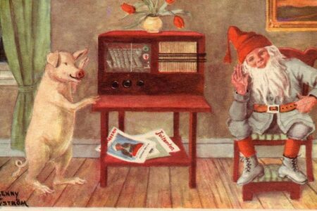 En tecknad tomte sitter på en stol och vinkar, medan en gris står vid en gammal radio. Tidningar ligger på golvet.