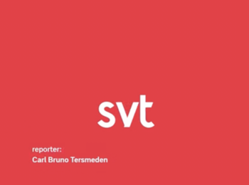 Röd bakgrund med vit text 'svt' i mitten och reporter Carl Bruno Tersmeden nämnd längst ner till vänster.