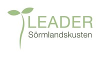 Logotyp för LEADER Sörmlandskusten med grön text och en stiliserad växt.
