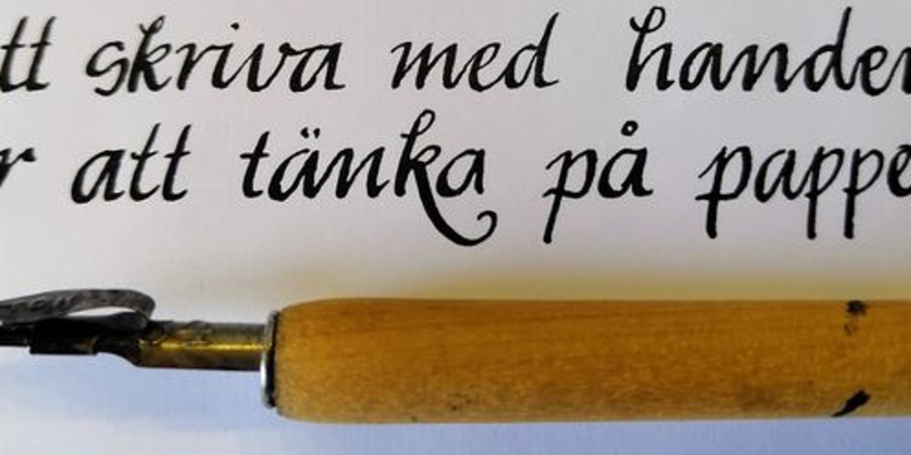 Handskriven svensk text på vitt papper med en gammaldags bläckpenna och stenar ovanpå.