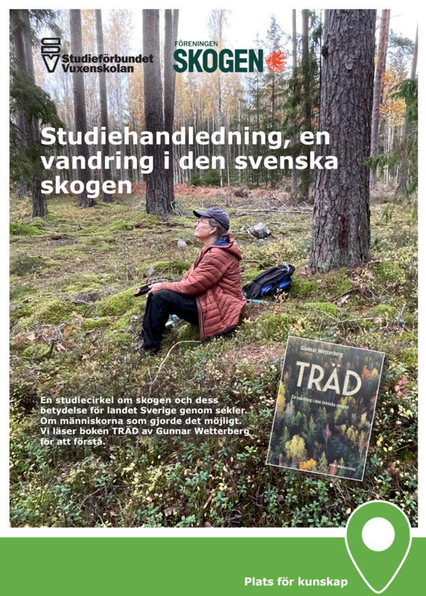 Person sitter på marken i en svensk skog med en bok om träd framför sig. Informationsblad om studiecirklar.