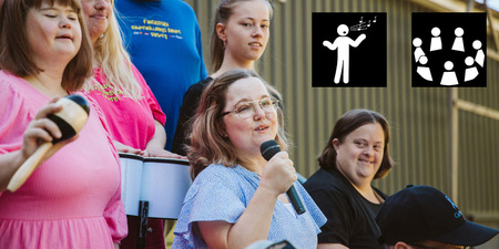 En grupp personer, flera med Downs syndrom, sjunger och spelar instrument utomhus. Två musikikoner syns i hörnet.
