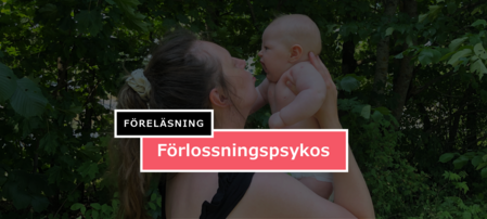 Kvinna håller upp en bebis framför sig, de står utomhus omringade av gröna träd. På bilden står det "Föreläsning Förlossningspsykos"