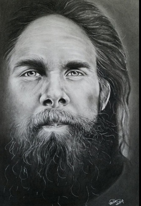 Teckning i svartvitt av en person med långt hår och skägg, signerad i nedre högra hörnet.