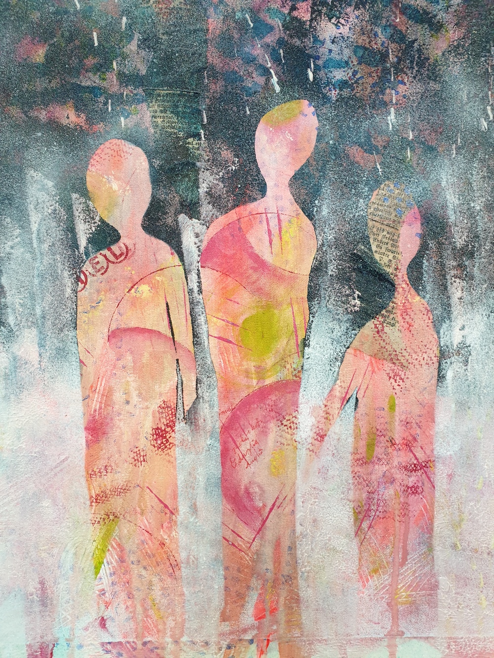 Abstrakt målning av tre siluetter i rosa och orange toner mot en mörk bakgrund.