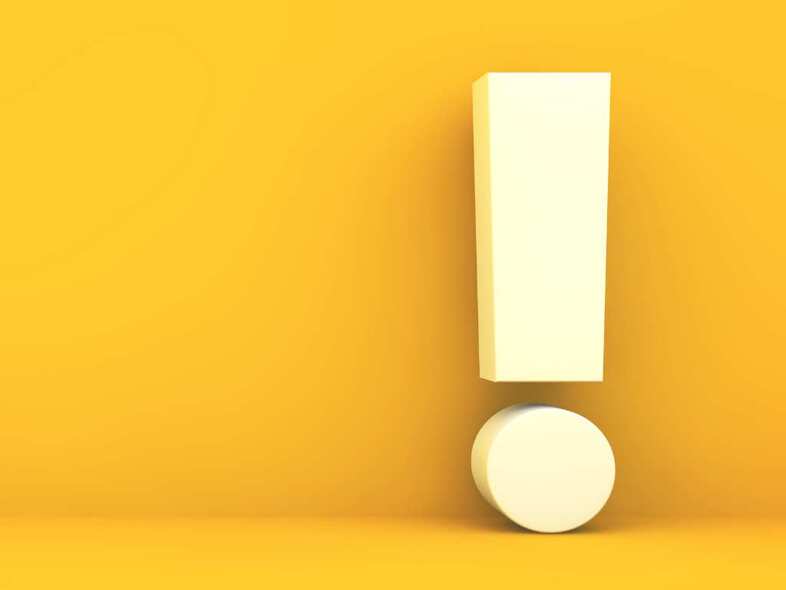 Ett ljusgult tredimensionellt utropstecken mot en gul bakgrund.
