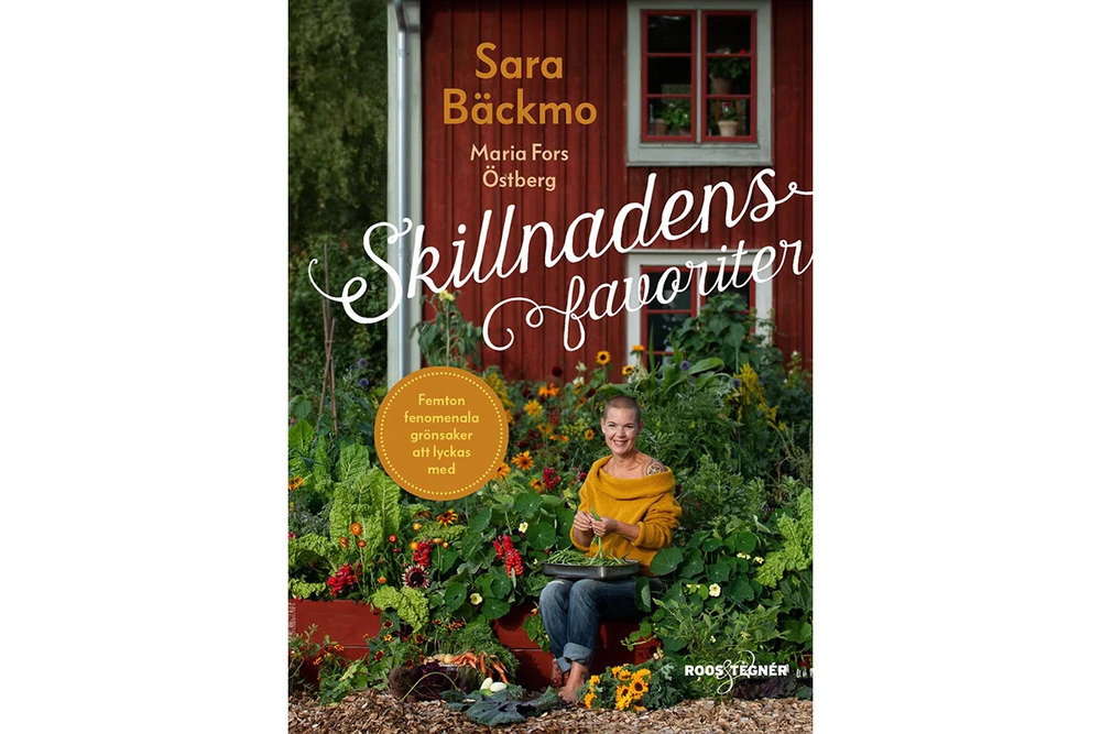 Bokomslag med kvinna som sitter i en grönskande trädgård framför ett rött hus, omgiven av grönsaker och blommor.
