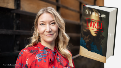 Kvinna med långt blont hår i röd blommig blus står bredvid ett bokomslag med titeln 'Lakej' av Elin Olofsson.