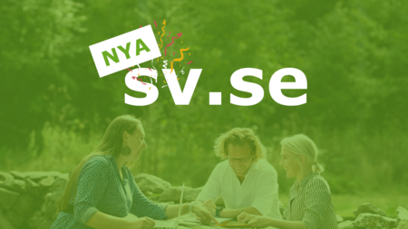 Tre personer sitter utomhus vid ett bord och samtalar, med texten 'NYA sv.se' över bilden.