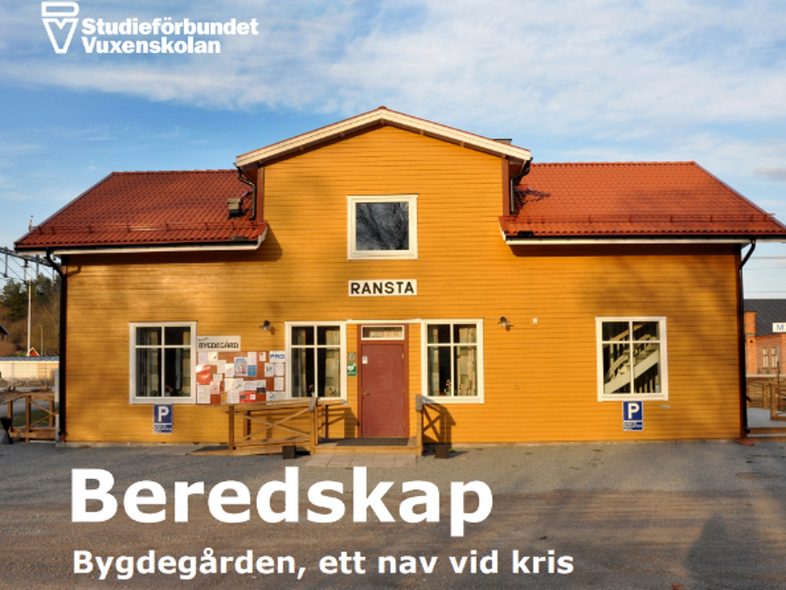 Gul bygdgård med rött tak och skyltar, text om beredskap och kris på bilden.