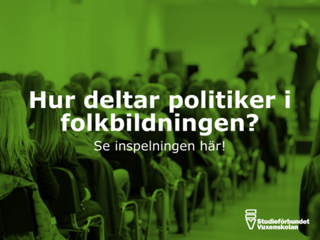 Text om politikers deltagande i folkbildning över en bild av en publik i en föreläsningssal.