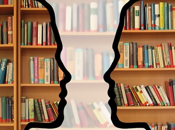 Två silhuetter av ansikten mot en bakgrund av bokhyllor fyllda med böcker.