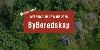 Flygbild över grön skog med en grupp människor vid ett bord och text om webbinarium ByBeredskap 23 mars 2026.