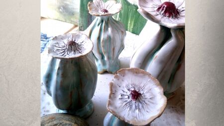 Fotografi som föreställer fyra vaser i keramik på ett bord