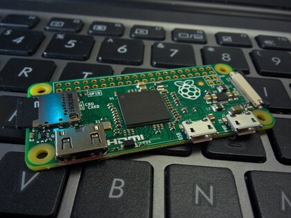 En Raspberry Pi Zero-dator ligger ovanpå ett tangentbord till en bärbar dator.