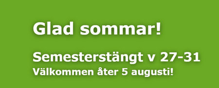 Grön affisch med sommarhälsning, information om semesterstängt och illustration av sol och glass.