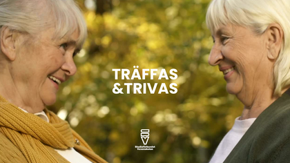 Två äldre kvinnor ler mot varandra utomhus med texten 'Träffas &amp; Trivas' i mitten.