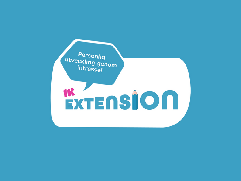 Logotyp med texten 'IK Extension' och pratbubbla med texten 'Personlig utveckling genom intresse!' på blå bakgrund.