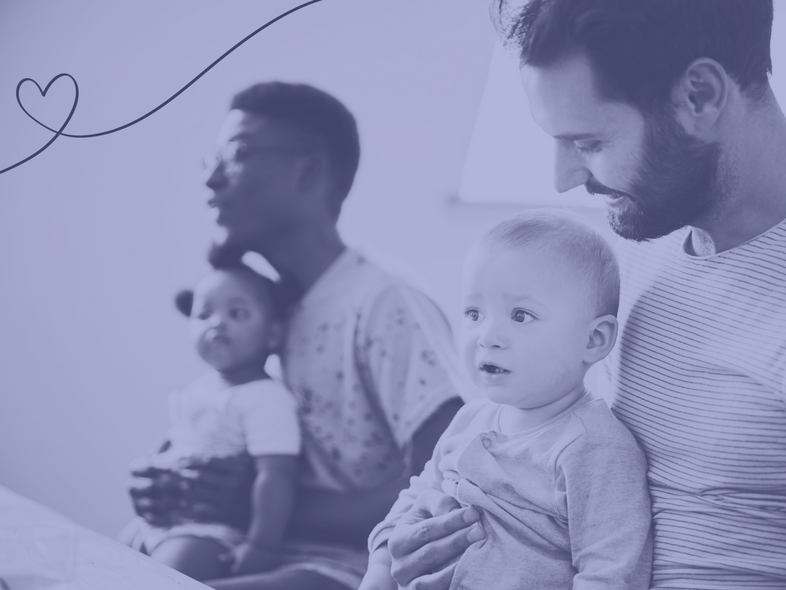 Två vuxna och två små barn sitter tillsammans i ett rum, med en hjärtformad linje i hörnet.