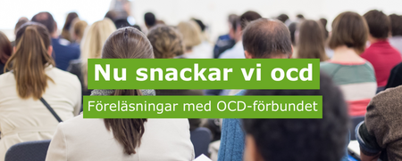 Föreläsning om OCD med många deltagare som sitter vända mot en talare längst fram i ett ljust rum.