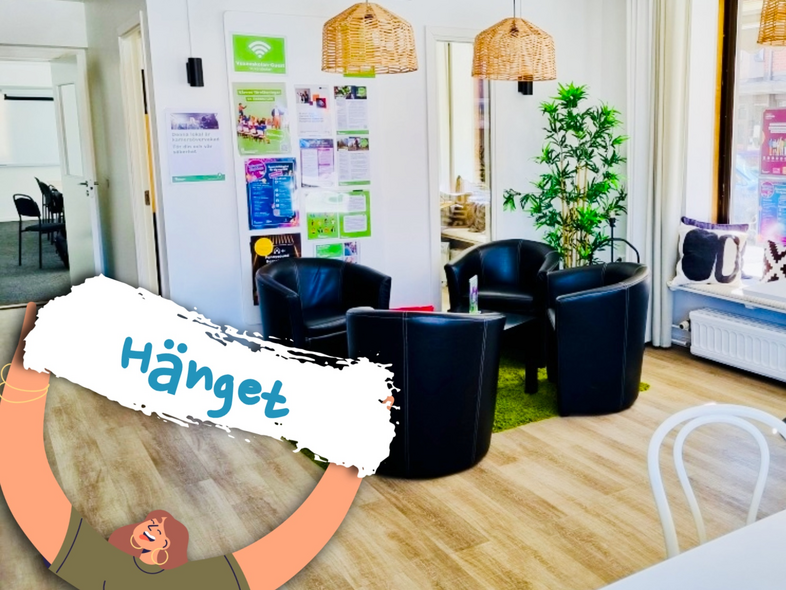 Ljust och modernt uppehållsrum med svarta fåtöljer, gröna växter och affischer på väggen. Texten 'Hänget' syns i förgrunden.