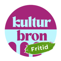 Logotyp med texten 'kulturbron' i lila och ljusblått, samt 'Fritid' på en grön penseldrag.