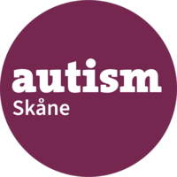 Logotyp med texten 'autism Skåne' i vit på en mörklila cirkel.