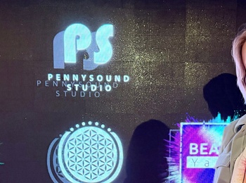 Person står framför en vägg med färgglada logotyper för olika dans- och kulturorganisationer.