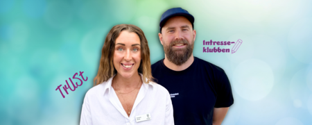 Två personer står framför en blågrön bakgrund med orden 'Trust' och 'Intresseklubben' bredvid sig.