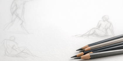 Fyra blyertspennor ligger på ett papper med skisser av mänskliga figurer i olika poser.