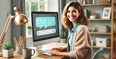 Leende kvinna sitter vid skrivbord med dator som visar ChatGPT på skärmen i ett ljust hemmakontor.