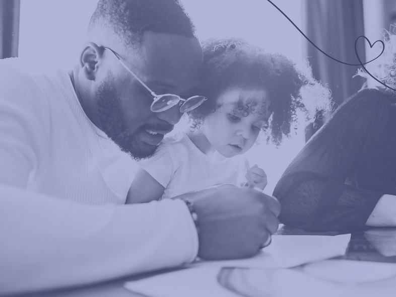 En vuxen och ett barn sitter tillsammans vid ett bord och ritar eller skriver.