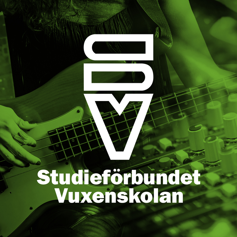Logotyp för Studieförbundet Vuxenskolan över en gröntonad bild av en person som spelar elbas och ljudmixer.
