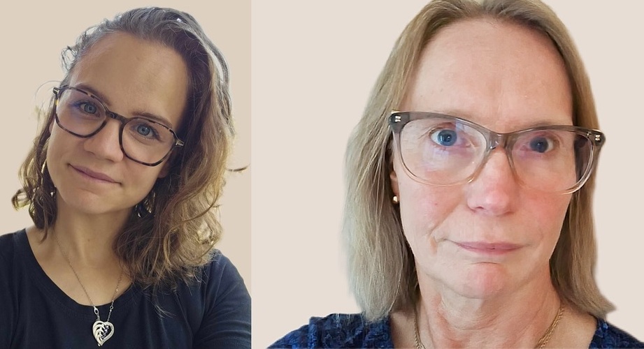 Två kvinnor med glasögon poserar mot en ljus bakgrund, en med lockigt hår och en med rakt hår.