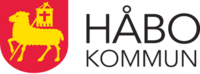 Håbo kommuns logotyp med en gul symbol av ett lamm och ett kors på röd bakgrund samt texten 'Håbo kommun'.