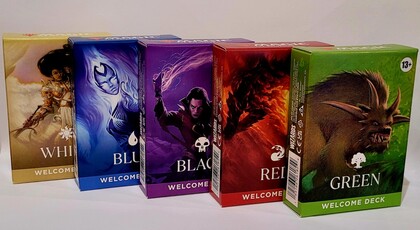 Fem Magic: The Gathering-lekar i olika färger står uppradade: vit, blå, svart, röd och grön.