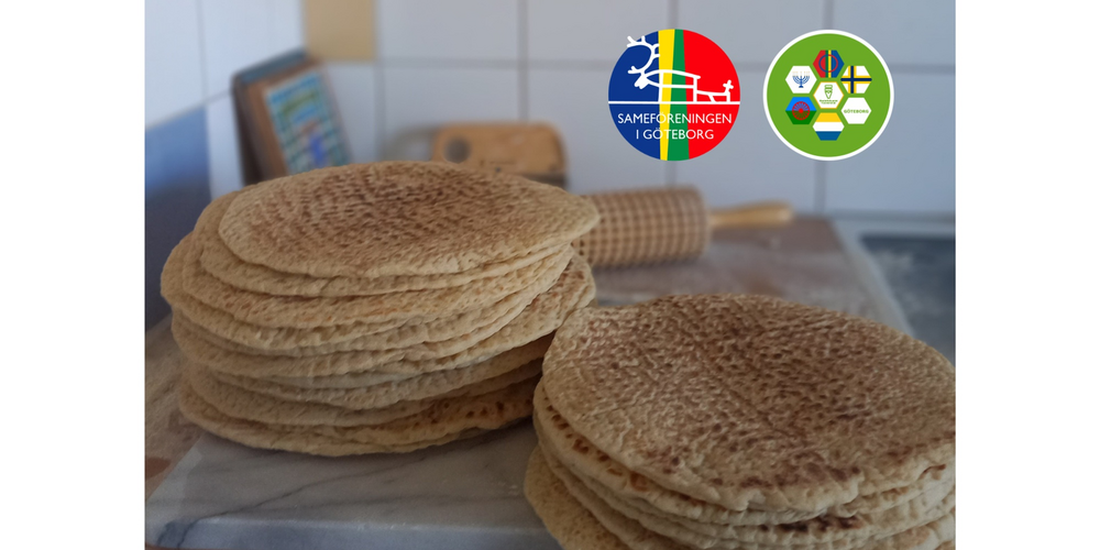 Två högar med runda, platta bröd på ett bakbord med kavel i bakgrunden och två färgglada logotyper ovanför.