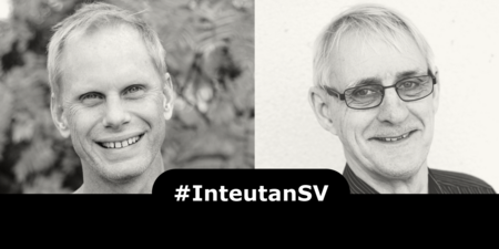 Två leende män i svartvitt porträtt, en till vänster utan glasögon och en till höger med glasögon. Texten #InteutanSV syns nedtill.