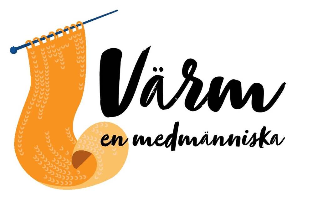 Illustration av en orange stickad halsduk på stickor och texten 'Värm en medmänniska'.