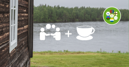 En träbyggnad vid en flod, med ikoner för samtal och kaffekopp samt en färgglad symbol i hörnet.