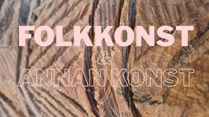 Texten 'FOLKKONST &amp; ANNAN KONST' i rosa på en bakgrund av snidat trä.